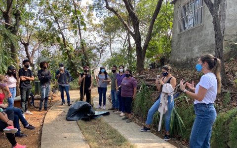 Un grupo de jóvenes, de la Red de Zumar, ven en el trabajo comunitario como una opción para divertirse y a la vez apoyar a la comunidad.