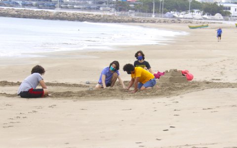 Un grupo de bañistas se divierte en General Villamil. La playa sigue siendo el destino favorito de los turistas, pero ha visto reducir esa preferencia.
