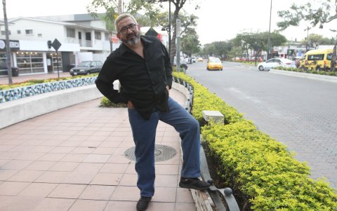 Es hermano del también actor, Héctor Garzón.
