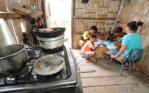 En casa, sin las herramientas necesarias, los niños están perdiendo un año de clases.