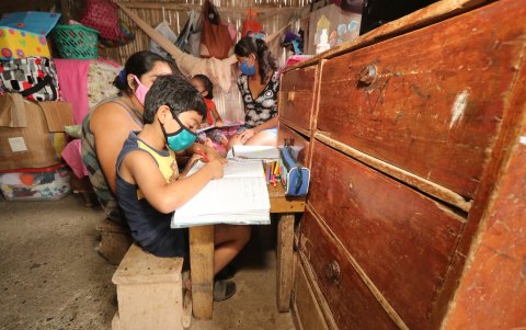 Los padres se las ingenian para ayudar a sus hijos en el proceso de aprendizaje en casa.