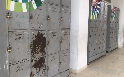 Los casilleros están cerrados con candados, pero se están oxidando por la falta de mantenimiento.