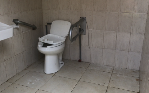 Los sanitarios están en mal estado por falta de mantenimiento.