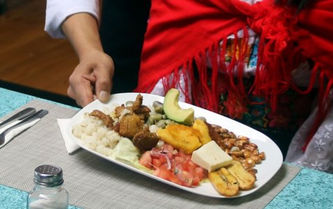 Los turistas también pueden disfrutar de la gastronomía del lugar.