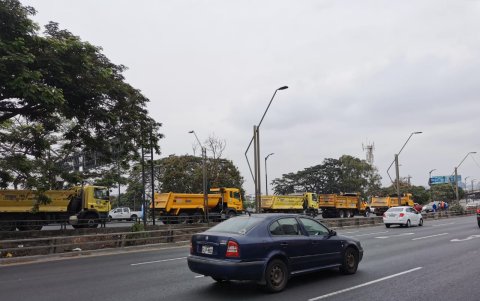 En todos los puntos de ingreso de la urbe se ubicaron volquetes, como se hizo el año pasado, en las protestas.