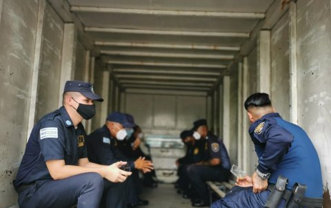 Más de cien agentes de la Policía Metropolitana llegaron al exterior del palacio municipal.