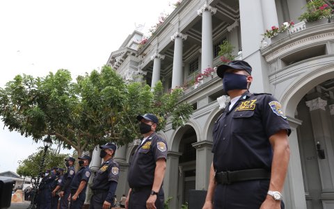 Se simuló un disturbio cerca del Municipio de Guayaquil.