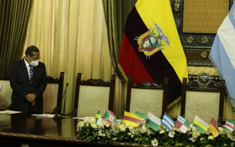 El concejal Luis Almeida mira el sillón de Olmedo.