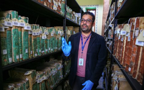 El bibliotecólogo y encargado de la exposición del Fondo, Reni Granda, durante un recorrido por la Biblioteca Nacional.