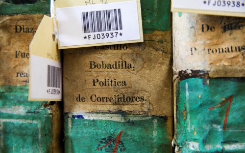 Fotografía de libros, en la capilla Leonor Heredia, perteneciente al complejo arquitectónico antiguo hospital Eugenio Espejo.