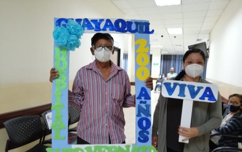 Hoy, para dar inicio a la celebración del Bicentenario los pacientes se fotografiaron con marcos alusivos a la fecha.