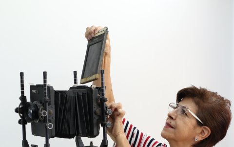 La primera cámara de Juanita fue una de fuelle, que aún conserva en su estudio.