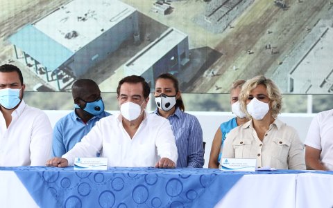 La alcaldesa, Cynthia Viteri y el presidente del Comité Bicentenario, Jaime Nebot, en la Planta de Tratamiento de Aguas Residuales Las Esclusas.