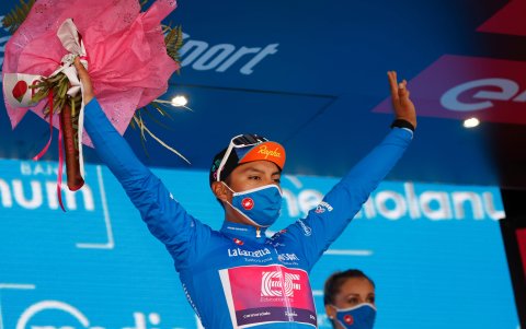 Jonathan Caicedo del equipo Education First con la maglia azzurra.