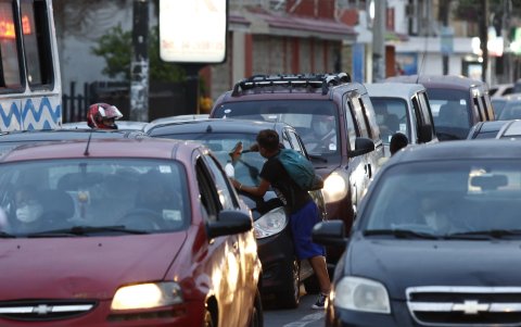 Los conductores también son víctimas de los delincuentes, quienes aprovechan el cambio de luz de los semáforos para cometer las fechorías.