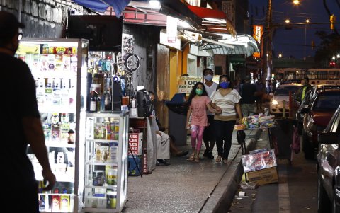 Los comerciantes se han tomado las aceras de las viviendas de las ciudadelas del sur y obstaculizan el paso de sus habitantes.