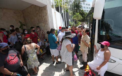 México declara alerta roja en Cancún por llegada inminente del huracán Delta.