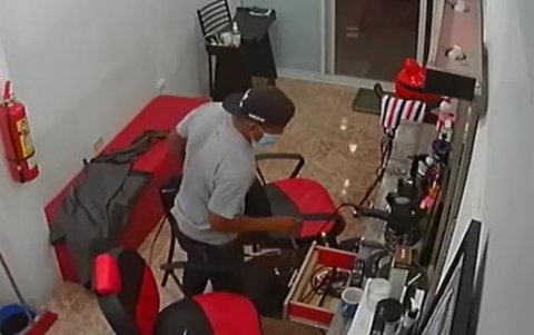 Momento en que el supuesto cliente tomaba cada objeto del local.