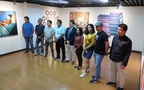 Algunos de los ganadores de los salones posan en las instalaciones de la Casa de la Cultura.