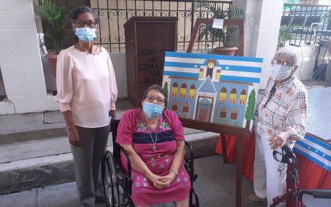 Participación. Las tres residentes plasmaron la fachada original del hospicio en una obra.