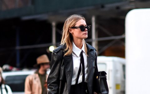 Tendencia street style con falda y botines.