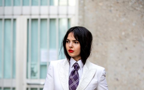 Look monocolor junto a corbata con estampado.