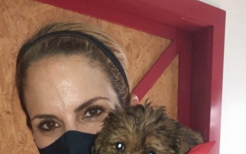 Mirabel Estrada de Suárez posa junto a Bombón, el pequeño 'voluntario'.