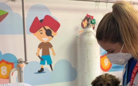 Los pequeños pacientes se divierten con Bombón. Todos los días preguntan por él.