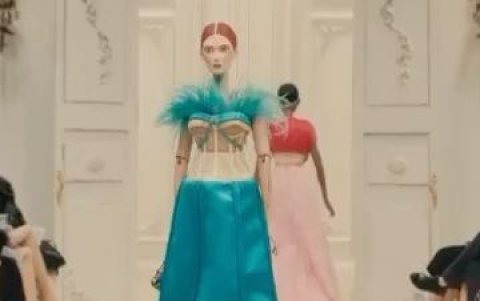 Los trajes largos y elegantes predominaron en la pasarela Moschino