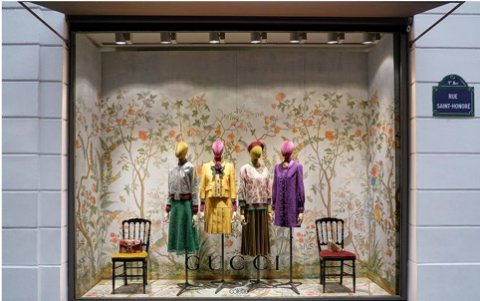 Escaparate cerrado de Gucci.