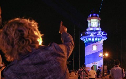 El Reloj Público y lugares emblemáticos fueron iluminados con los colores de la bandera de Guayaquil.