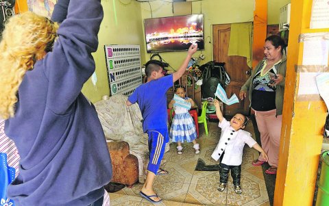 Eydan Yánez, de dos años de edad, luce su traje de papel del personaje Juan Pueblo.