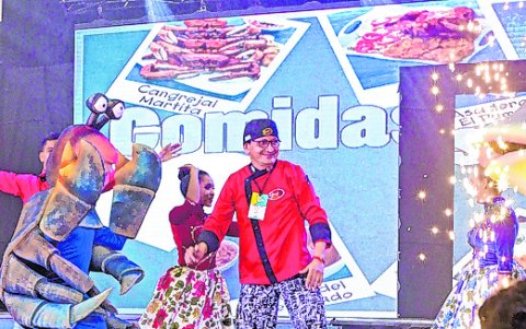 Show. En el acto de inauguración participaron los representantes de las huecas. Algunos incluso bailaron sobre la tarima.