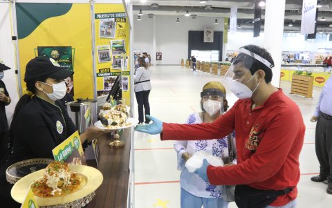 Lizzet Toledo, propietaria de Boloncity, entrega La Canoa, un bolón de maduro con queso fresco, queso mozzarella, tocino y sal prieta, uno de los platillos que participa este año.
