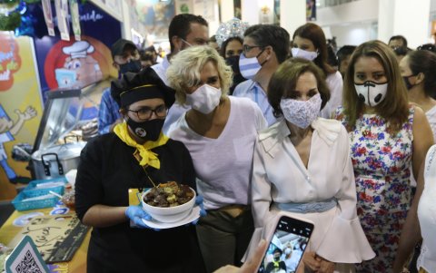 La alcaldesa, Cynthia Viteri y la presidenta de la Empresa municipal de Turismo, Gloria Gallardo recorren la VII Feria Internacional Raíces, por el bicentenario de la Independencia de Guayaquil.