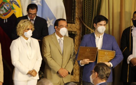 Carlos Alfonso Martínez Bruno, gerente digital de Diario EXPRESO y EXTRA, recibió los reconocimientos entregados por el Municipio a estos dos medios de comunicación.