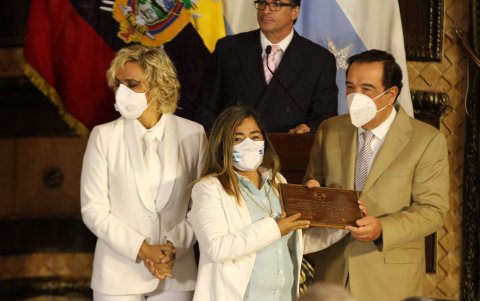 Gladys Mora, rectora del colegio Vicente Rocafuerte, recibió el reconocimiento entregado a este plantel fiscal que tiene 178 años educando a jóvenes.