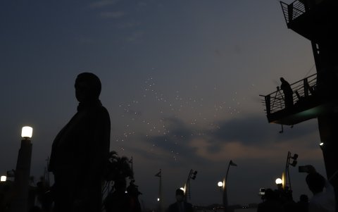 Por primera vez, en el acto hubo un show con cientos de drones.