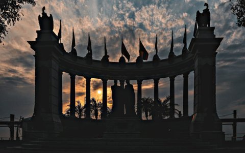 El acto duró hasta el amanecer. Durante todo el tiempo hubo además shows musicales que acompañaron la ceremonia.