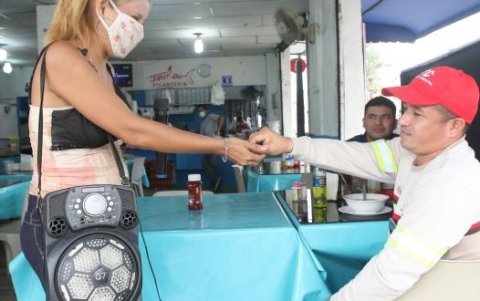 La joven recorre las calles porteñas cantando o diciendo coplas. Le regalan una moneda