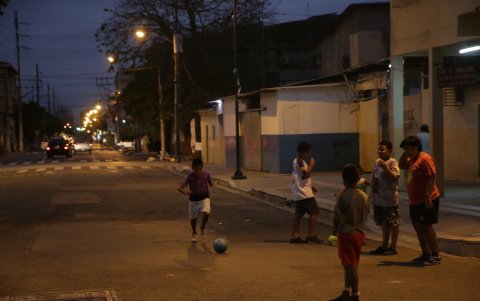 Juego. En el barrio Garay no existen áreas para los niños, estos hacen del asfalto sus canchas .
 

Agencia (ag-extra)