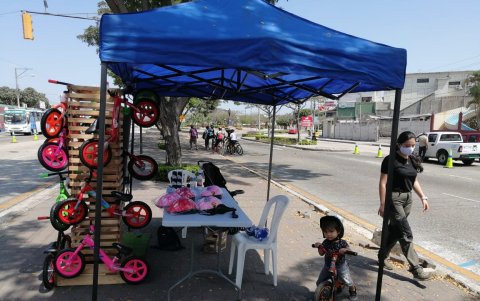 Durante la jornada, a lo largo de los 15 kilómetros, se han colocado stands que venden una serie de productos para ciclistas.