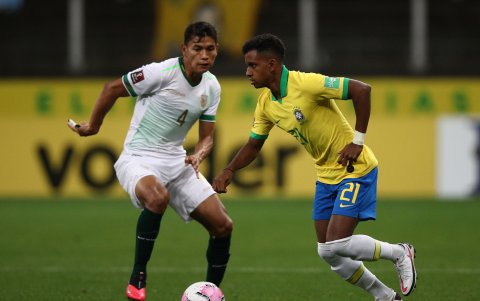 El atacante del Real Madrid, Rodrygo (d), entró algunos minutos contra Bolivia.