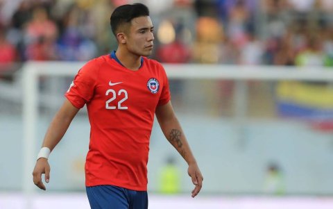 El defensor chileno debutó contra Uruguay y no tuvo un mal rendimiento.