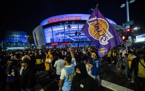 Los exteriores del Staples Center fueron el punto de concentración de los aficionados de los Lakers tras ganar el anillo de campeón de la NBA que llevaban esperando desde hace 10 años.