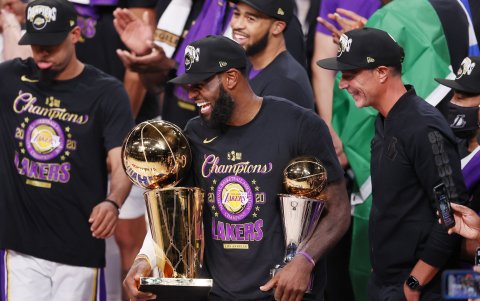 Lebron James sostiene el título del MVP de las Finales 2020, su cuarto trofeo de este tipo.