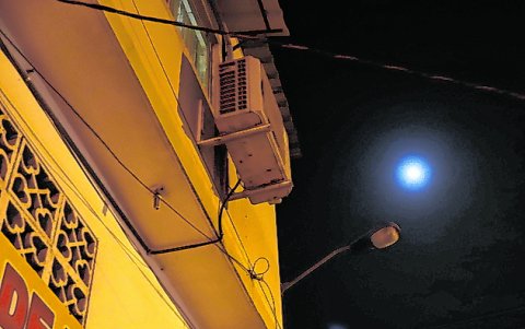 Dañadas. Existen lámparas que no funcionan, como en Huancavilca y Asisclo Garay.