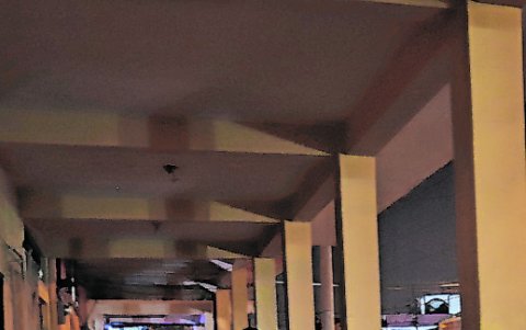 Seguridad. Los portales se vuelven inseguros por la falta de luz.