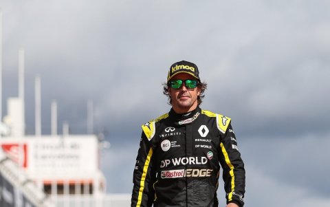 Regreso. Entrada emblemática de Fernando al trazado de F1 tras 2 años.