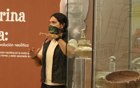 En el MAAC, los guías reciben a los visitantes con las medidas de bioseguridad.